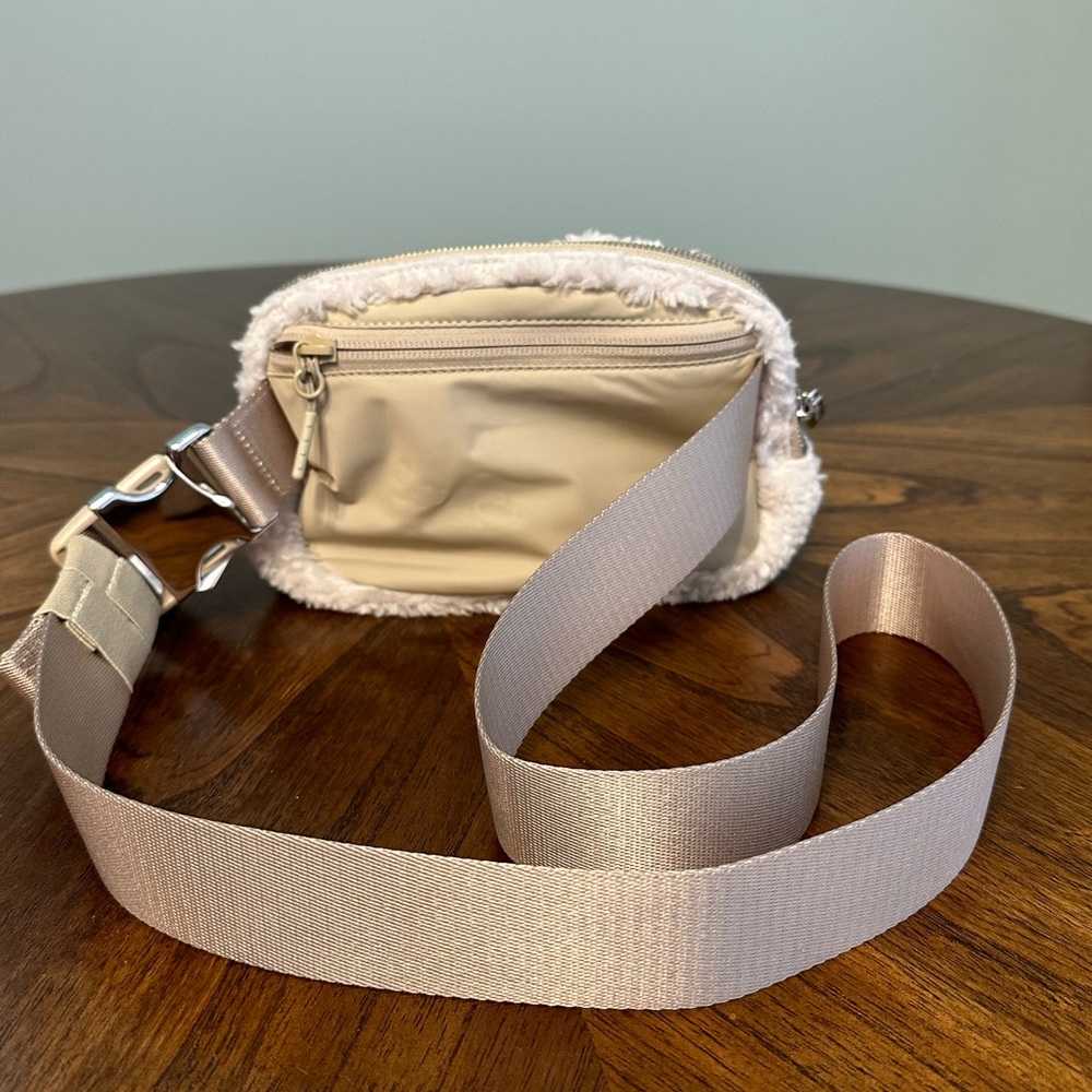 NWT Lululemon Everywhere Belt Bag Fleece 1L Ivory/Trench - Picture 5 of 11